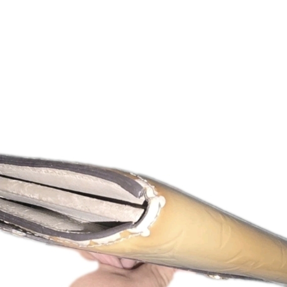 Authentic Louis Vuitton Light Yellow Vernis Monogram Long Snap Sarah Wallet - Picture 4 of 10